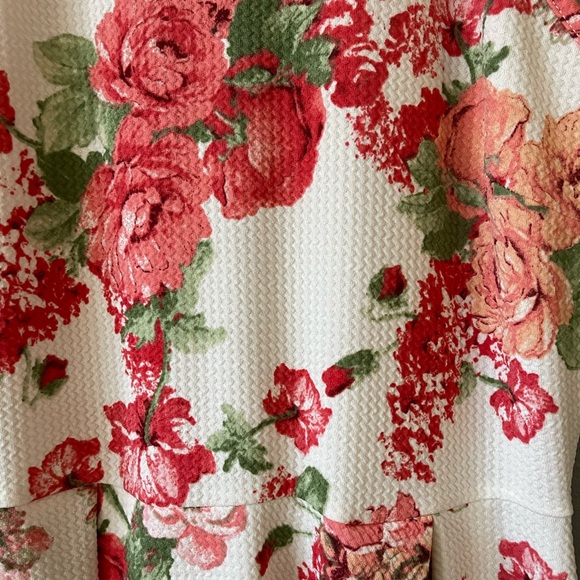 Cute Flowy Floral Dress - Picture 2 of 3